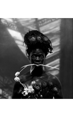 Zanele Muholi, Somnyama Ngonyama Series- Mbalenhle II, Sandton, 2019 Zanele Muholi, Somnyama Ngonyama Series- Mbalenhle II, Sandton, 2019